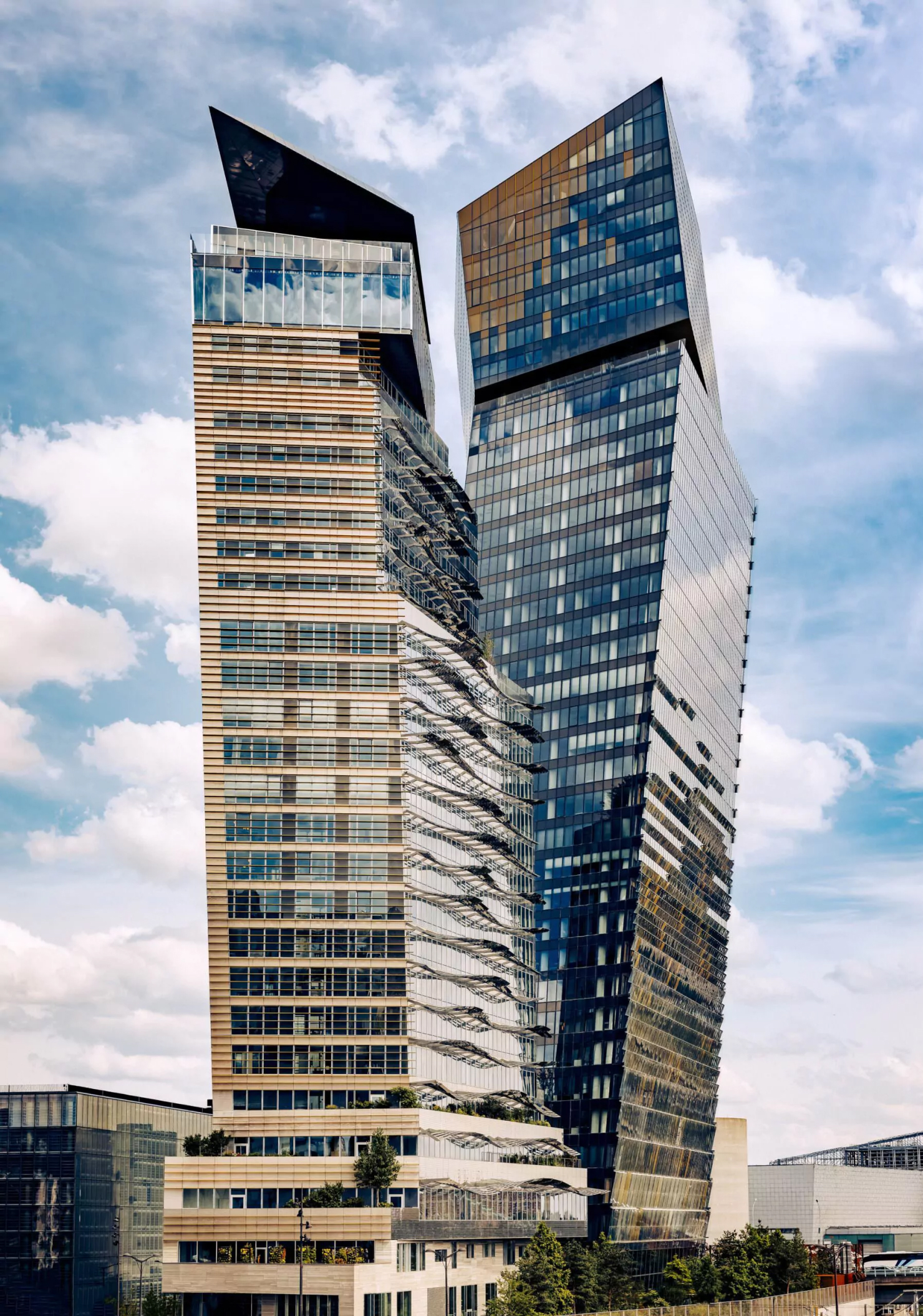 Hotel vue du sol, fond de ciel bleu en arrière plan avec quelques nuages