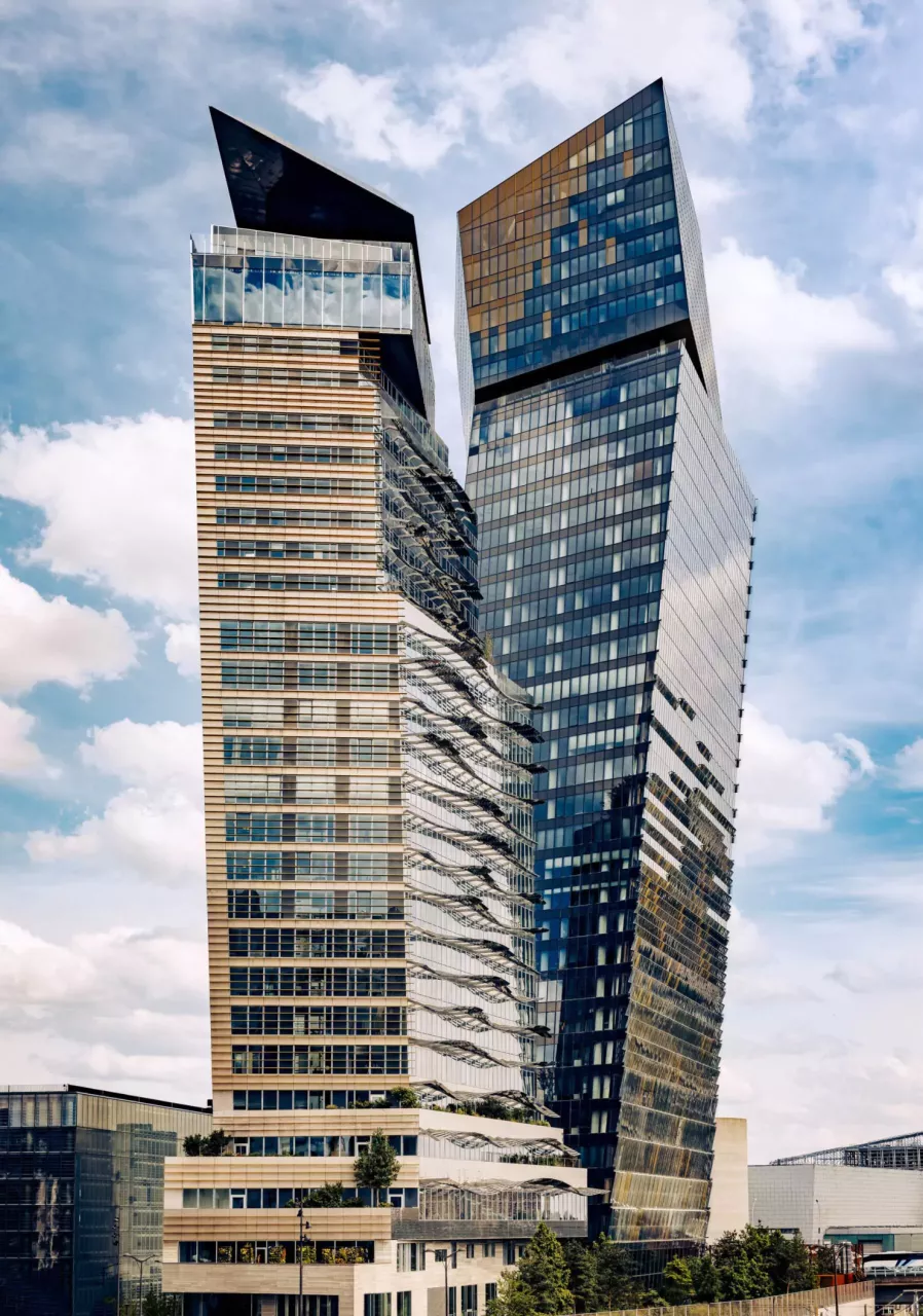 Hotel vue du sol, fond de ciel bleu en arrière plan avec quelques nuages